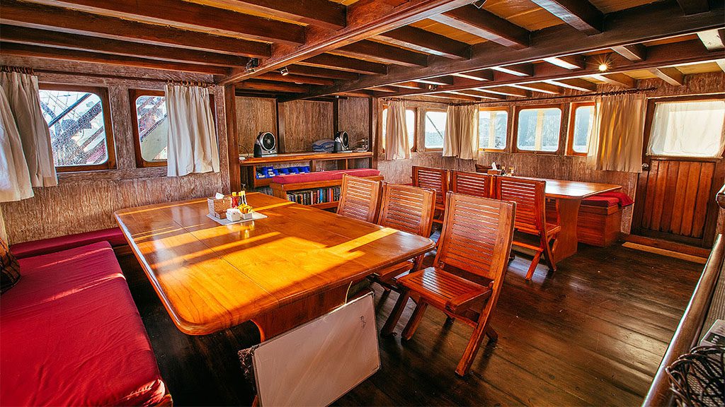 6 seven seas liveaboard indonesia restaurant